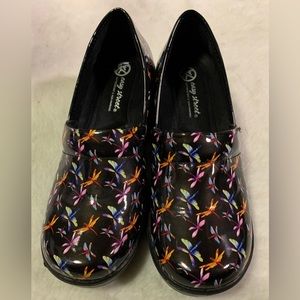 New Easy Works Easy Street womens size 10M Laurie Dragonfly slip resistant shoes